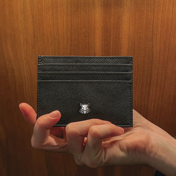 goraz-karen-leather-cardcase-main-in-women-hand