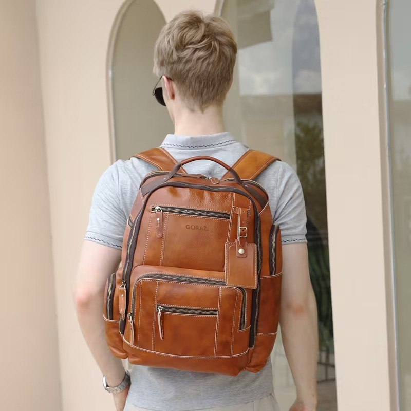 کولهپشتی چرمی گراز مدل وراکس روی پشت مدل – نمایش نحوه قرارگیری و اندازه